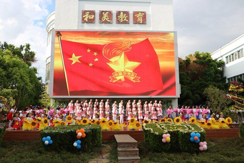 想给弟弟买个手机，他是初中生，所以不想买太贵的，推荐个千元级手机，要新款哈，这样比较炫