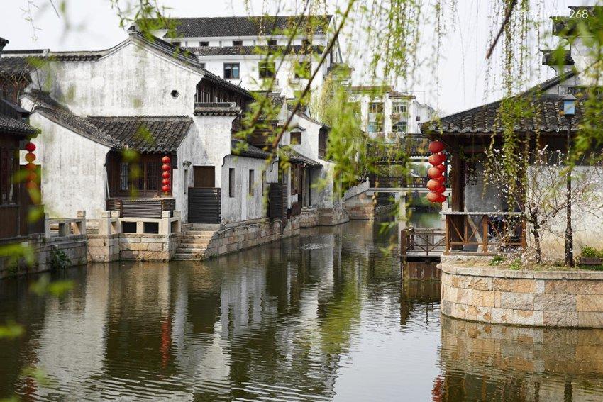 我有一串药珀和一个和田玉手镯可以同时带在一只手上吗？带哪只手好？金的挂饰洗澡的时候需要拿下来吗？游戏画面